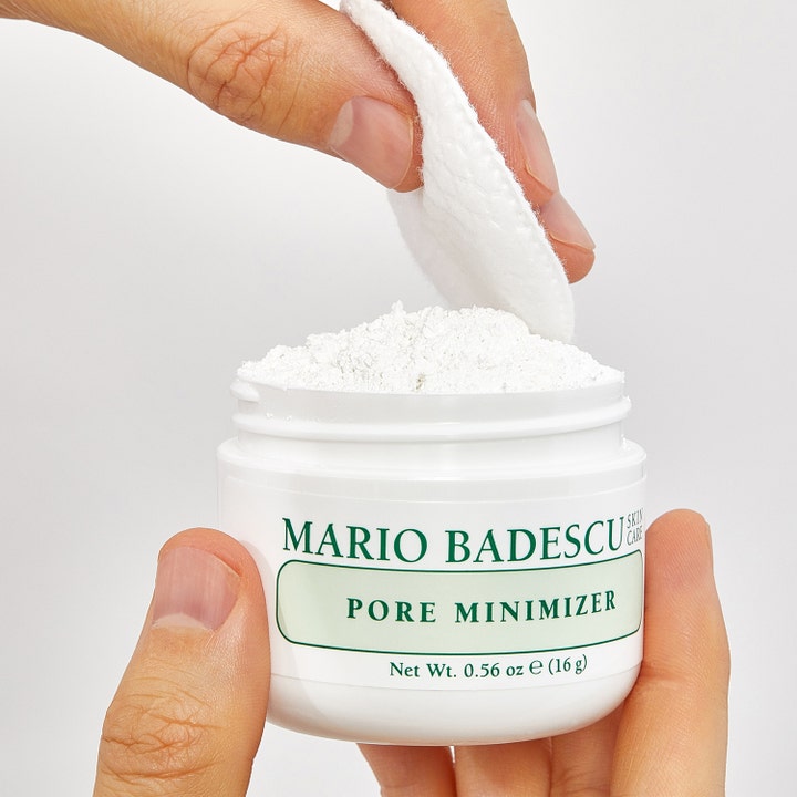 Mario Badescu Pore Minimizer 16 g kasvonaamio supistaa ihohuokosia ja sisältää hienoa valkoista jauhetta.