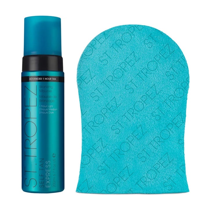 St. Tropez Self Tan Express 200 ml pikasävyn antava itseruskettava vaahto turkoosissa pullossa ja levityskinnas.