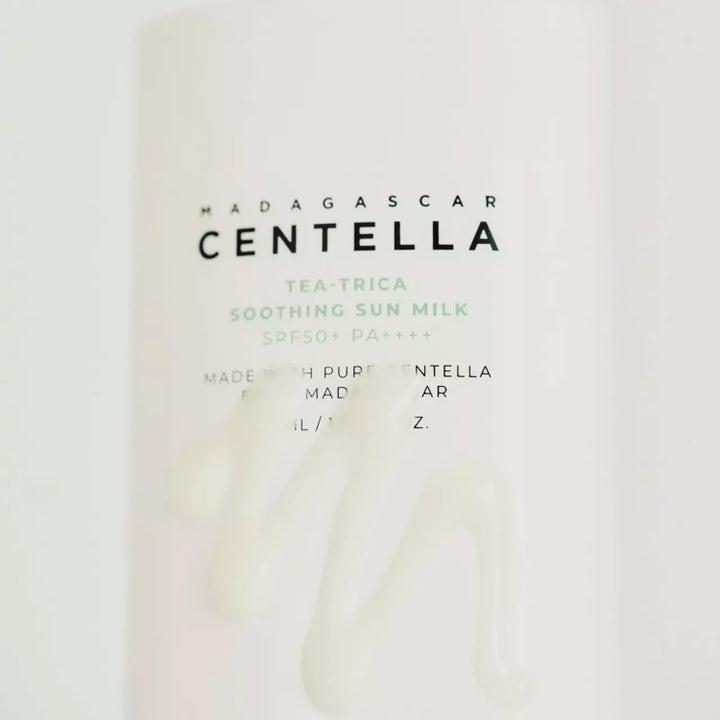 SKIN1004 Madagascar Centella Tea-Trica Soothing Sun Milk 50 ml rauhoittava aurinkovoide kevyellä maitomaisella tekstuurilla.
