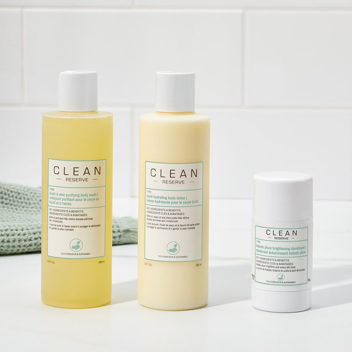 Clean Reserve Kakadu Plum Brightening Deostick 56 g kirkastava deodorantti valkoisessa hylsyssä osana vartalonhoitosarjaa