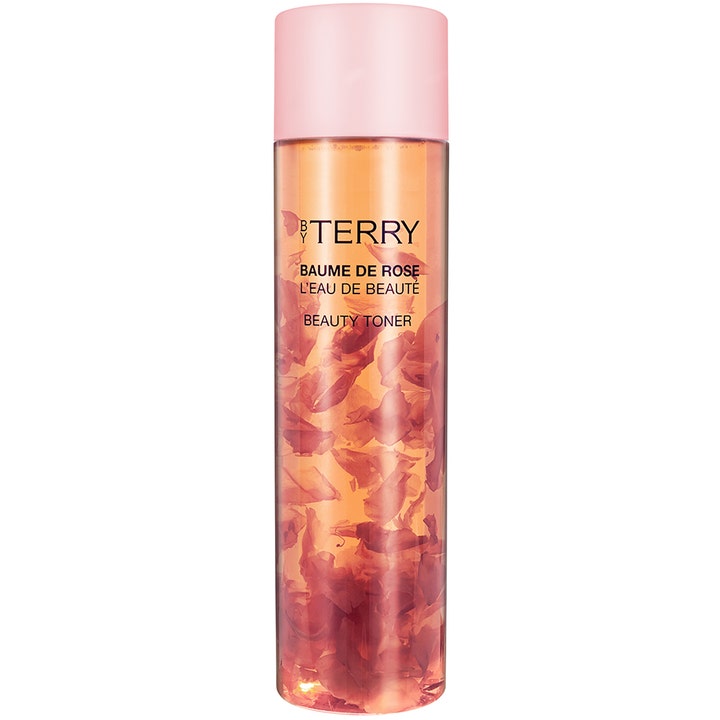 By Terry Baume de Rose L'Eau de Beauté 200ml heleyttävä kasvovesi kirkkaassa pullossa jossa on aitoja ruusunlehtiä