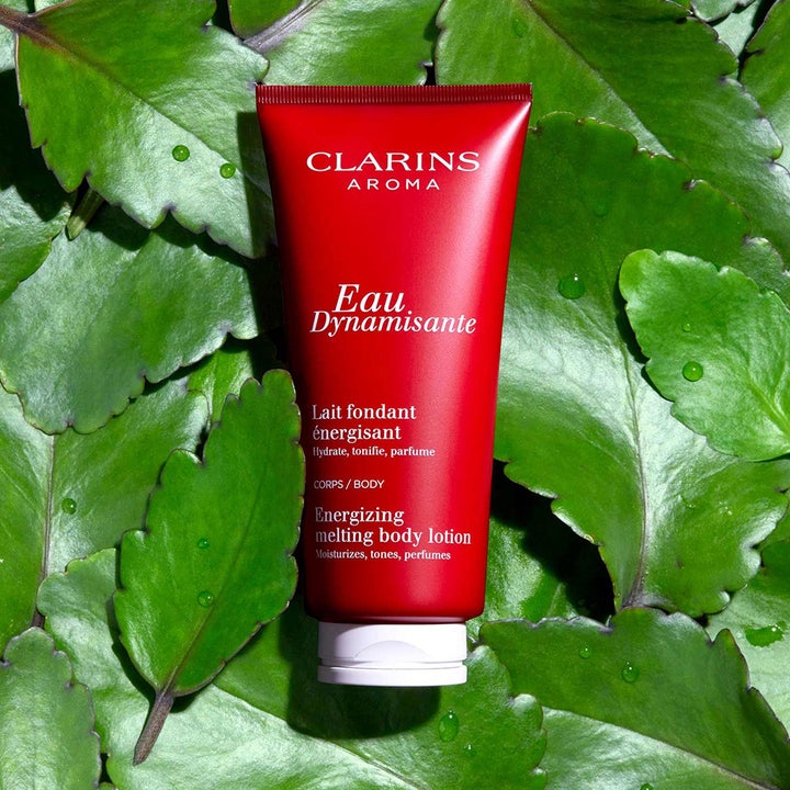 Clarins Eau Dynamisante Energizing Melting Body Lotion 200 ml kosteuttava vartalovoide punaisessa tuubissa vihreillä lehdillä