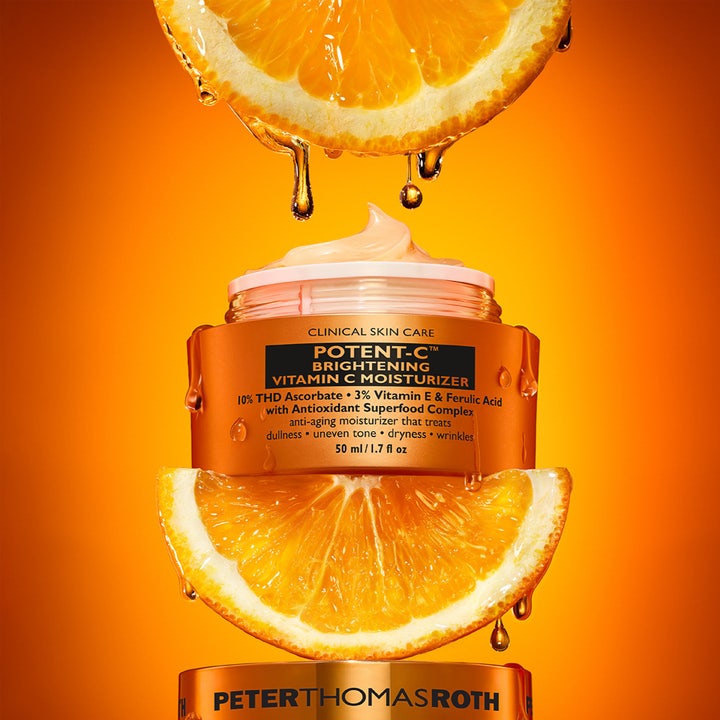 Peter Thomas Roth Potent-C Vitamin C Moisturizer 50 ml kirkastava kasvovoide appelsiiniviipaleiden ja mehupisaroiden kera.