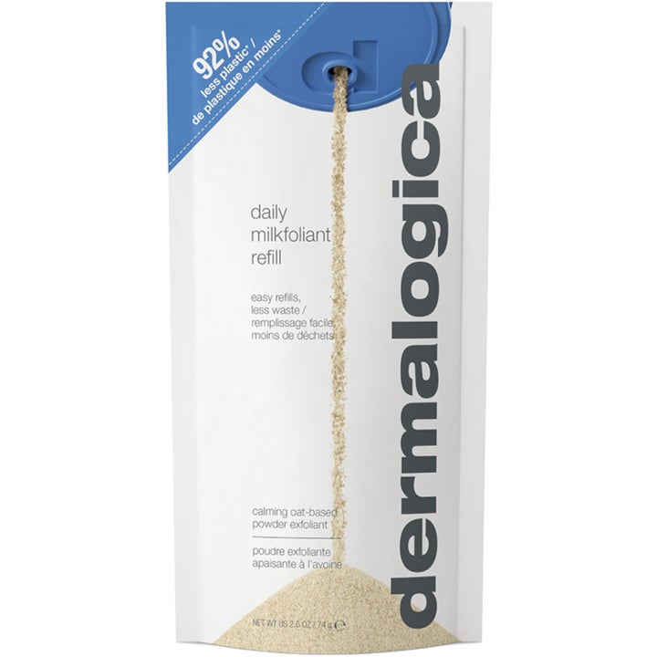 Dermalogica Daily Milkfoliant Refill 74 g rauhoittava kuorintajauhe valkoisessa pussissa, josta valuu hienoa kaurajauhetta.