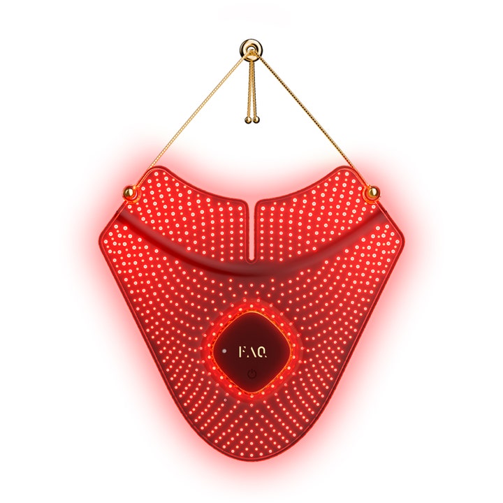 FAQ Swiss 211 LED Neck & Décolleté Mask kiinteyttävä hoitolaite punaisena hehkuva silikonimaski kultaisilla yksityiskohdilla.