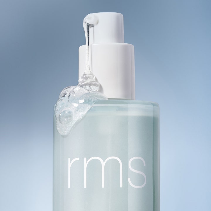 RMS Beauty Kakadu Clean Cleansing Gel 100 ml kirkastava puhdistusgeeli ja pullon päällä valuva kirkas koostumus
