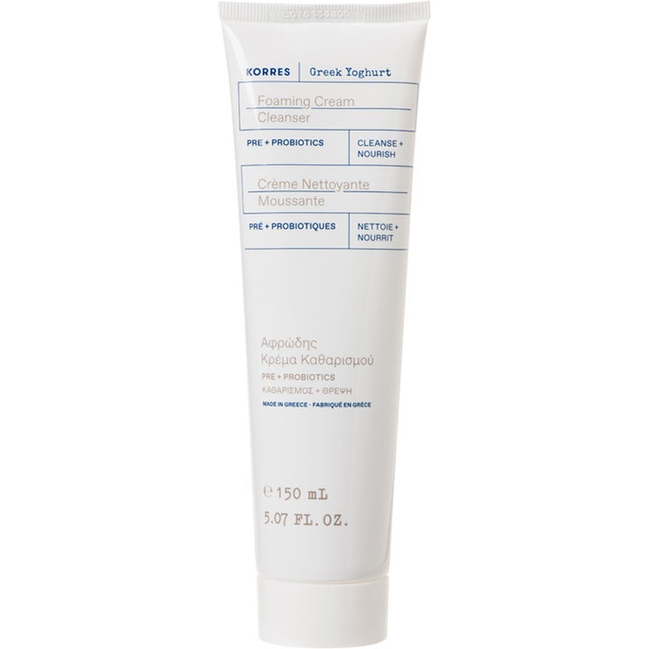 Korres Greek Yoghurt Foaming Cream Cleanser 150 ml ravitseva puhdistusvoide valkoisessa tuubissa sinisellä tekstillä