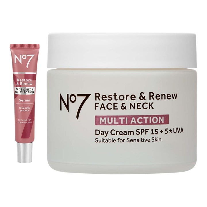 No7 Restore & Renew Face & Neck Multi Action Duo kiinteyttää ihoa seerumilla ja SPF15 päivävoiteella.