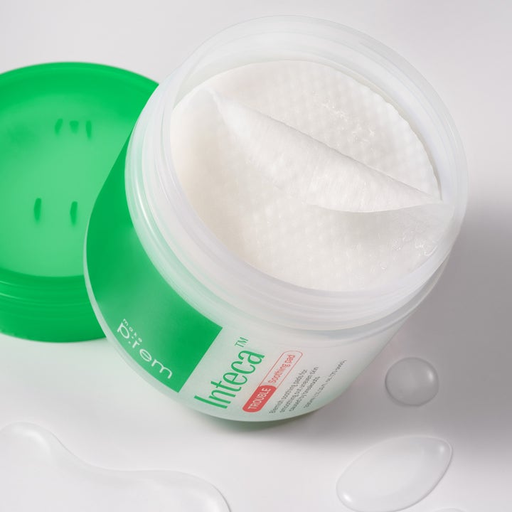 Make Prem Inteca Trouble Soothing Pads 70 kpl rauhoittavat hoitolaput avatussa vihreässä purkissa.