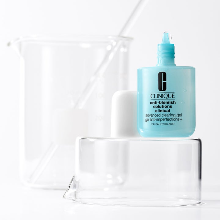Clinique Anti Blemish Advanced Clearing Gel 20 ml epäpuhtauksia hoitava geeli vaaleansinisessä pullossa ja geelitippa