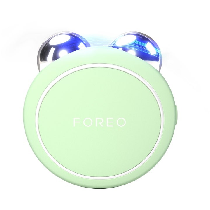 FOREO BEAR 2 go kiinteyttävä mikrovirtalaite on mintunvihreä pyöreä laite jossa on kaksi hopeista palloa.