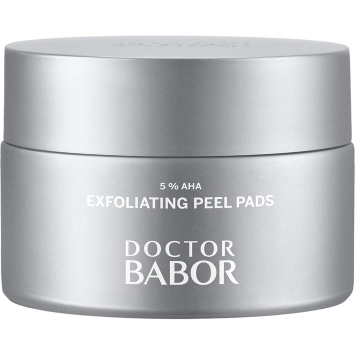 Doctor Babor Exfoliating Peel Pads kirkastavat 5 % AHA kuorintalaput tyylikkäässä hopeanvärisessä purkissa.