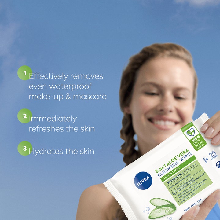 NIVEA Naturally Good Wipes 25 kpl puhdistusliinat poistavat meikin tehokkaasti lifestyle-kuvassa naisen pitelemänä.