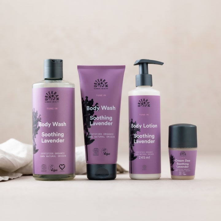 Urtekram Soothing Lavender sarjan neljä ihonhoitotuotetta violetissa pakkauksessa rauhoittavat ihoa.