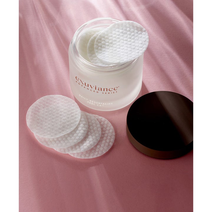Exuviance Daily Resurfacing Peel 58 ml kirkastava kuorinta sisältää teksturoituja lappuja huurteisessa lasipurkissa.