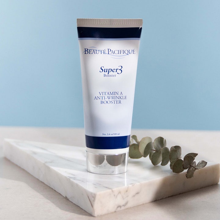 Beauté Pacifique Super Booster 3 100 ml A-vitamiini yövoide valkoisessa tuubissa marmorialustalla.