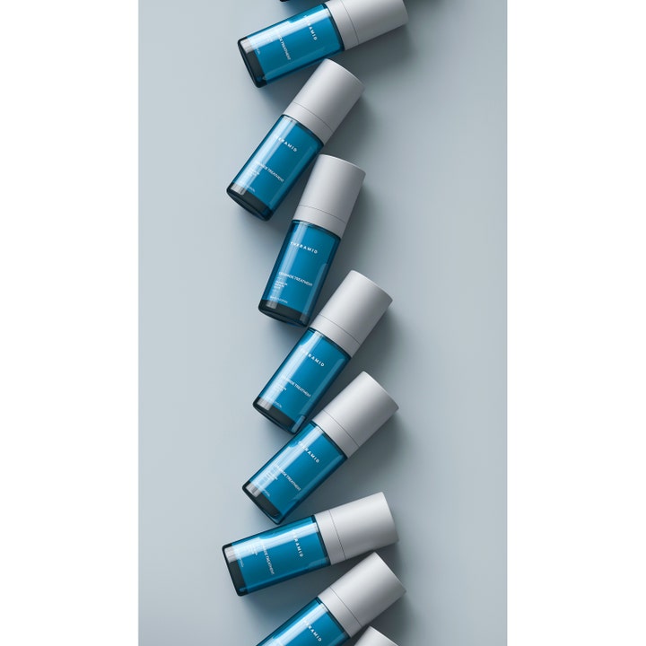 Niche Beauty Lab Theramid Ceramide Treatment 30 ml vahvistava seerumi sinisissä pumppupulloissa.
