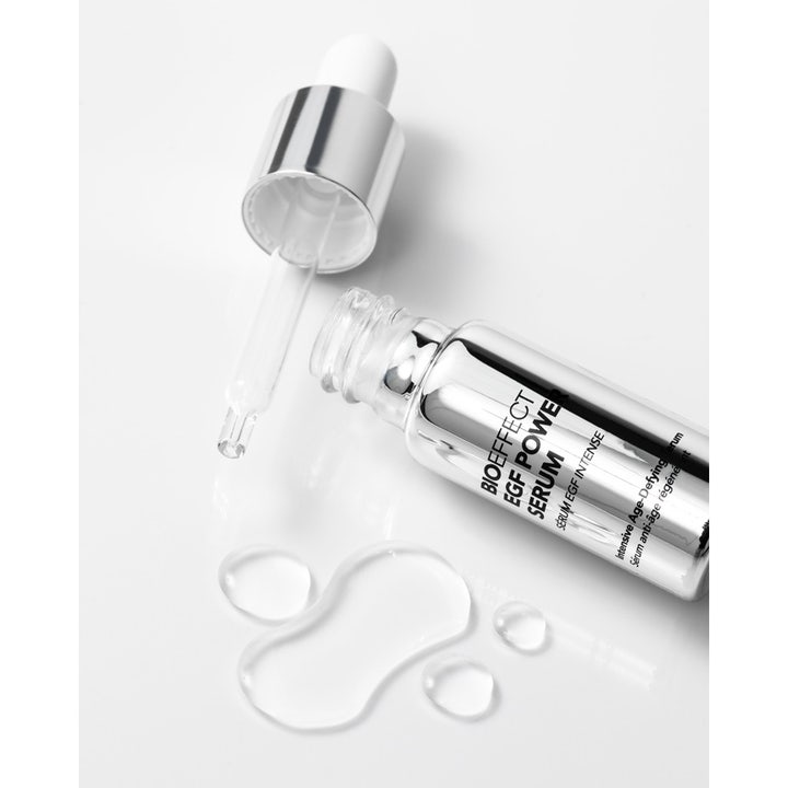 Bioeffect EGF Power Serum 15 ml uudistava kasvoseerumi hopeisessa pullossa, jossa on pipetti ja kirkas koostumus