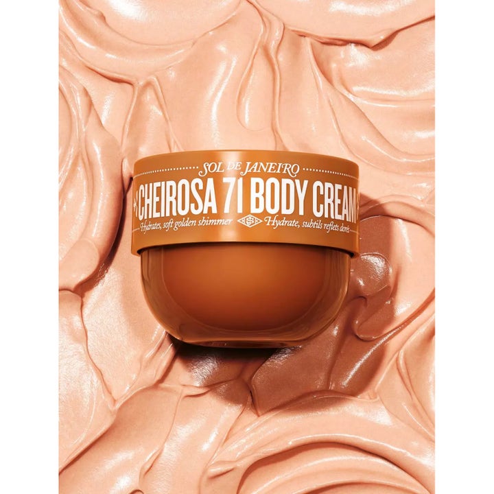 Sol de Janeiro Cheirosa 71 Body Cream 240 ml vartalovoide upotettuna hienojakoiseen kimaltavaan voiteeseen