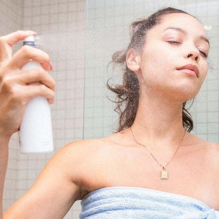 Dermalogica Multi-Active Toner Duo kosteuttava kasvovesi nainen suihkuttaa virkistävää sumua kasvoilleen