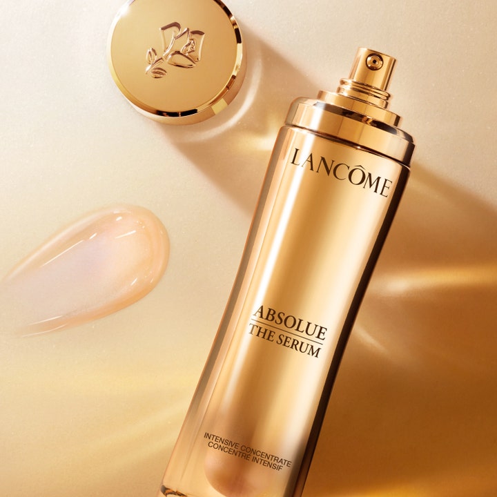Lancôme Absolue Serum Star Refill 30 ml uudistava seerumi kultaisessa pullossa ja helmiäishohtoinen koostumus