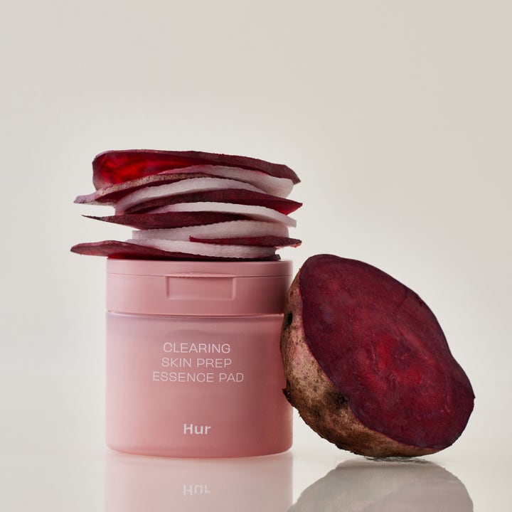 House of Hur Clearing Skin Prep Essence Pad 140 ml kirkastavat essence-laput vaaleanpunaisessa purkissa punajuurilla.