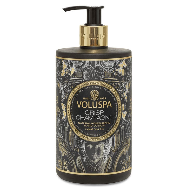 Voluspa Crisp Champagne 450 ml kosteuttava käsiemulsio mustassa pumppupullossa, jossa on ylellinen kultakuviointi.
