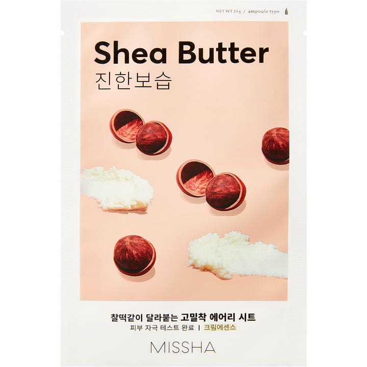 Missha Shea Butter 19 g ravitseva kangasnaamio persikanvärisessä pakkauksessa jossa on kuvia karitepähkinöistä.