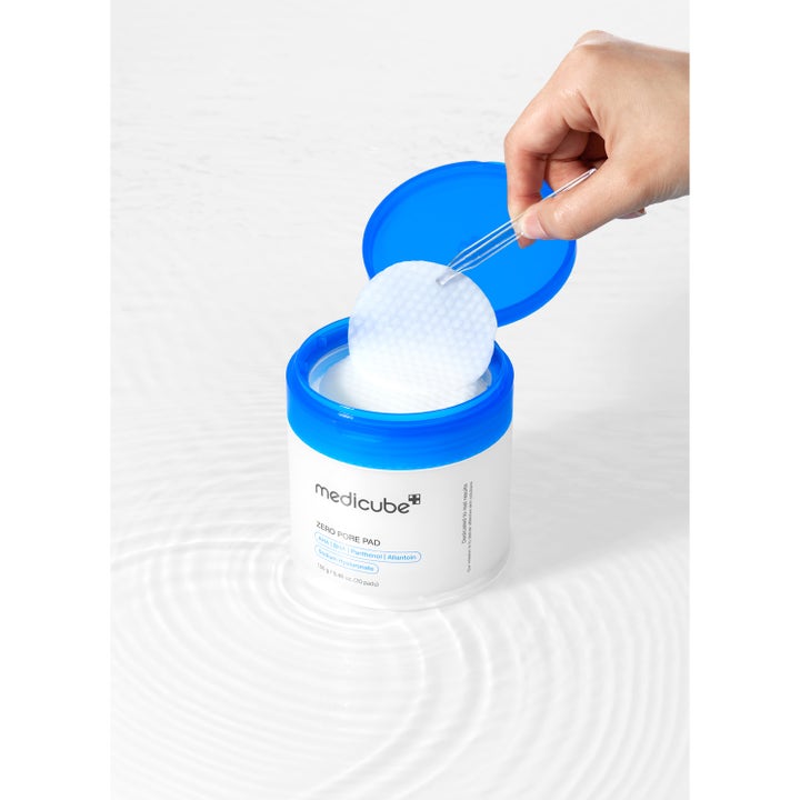 Medicube Zero Pore Pad 2.0 70 kpl ihohuokosia supistavat lapot sinikantisessa purkissa pinseteillä nostettuna