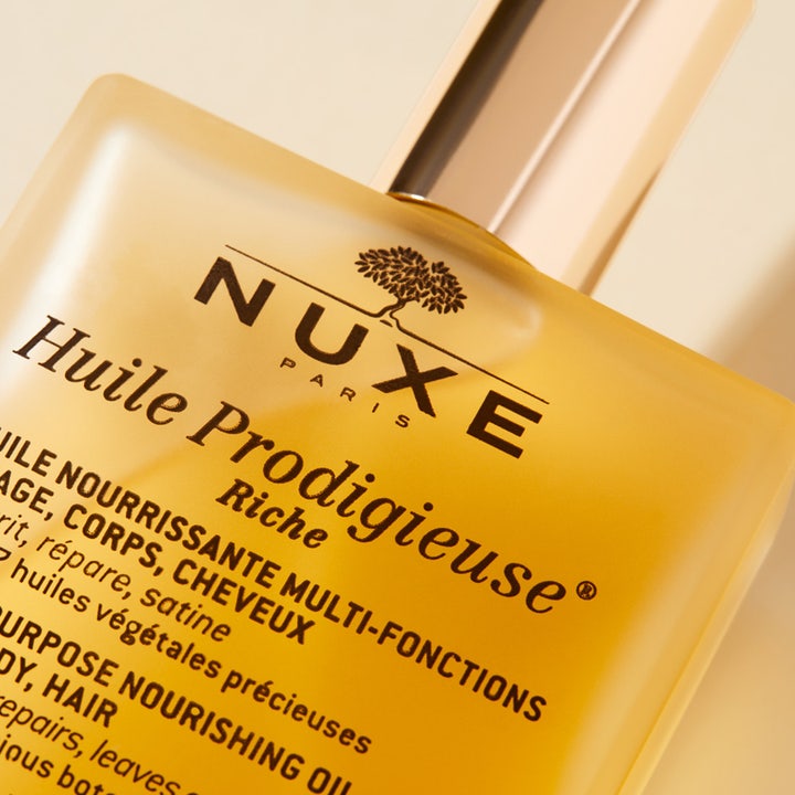 Nuxe Huile Prodigieuse Riche 100 ml ravitseva monitoimiöljy kasvoille ja vartalolle kultaisessa lasipullossa.