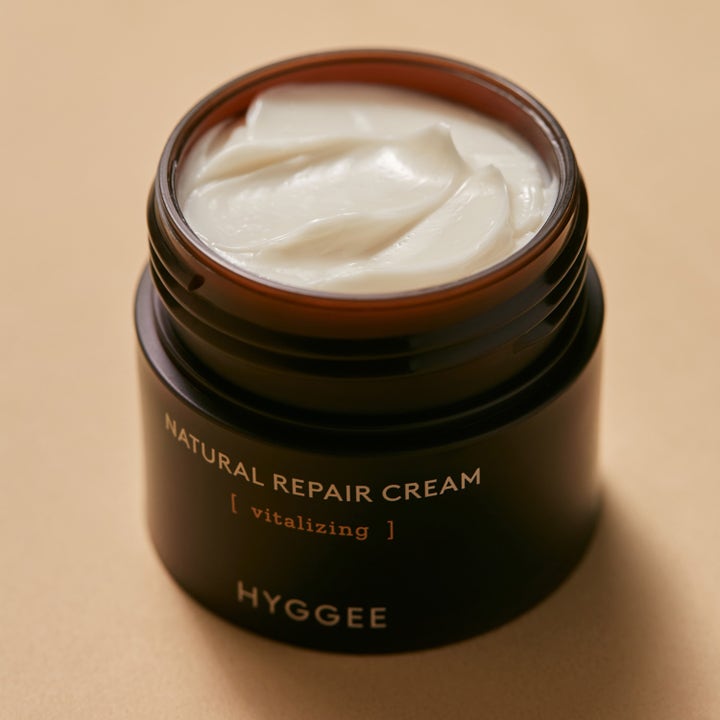 Hyggee Natural Repair Cream 50 ml elvyttävä kasvovoide avatussa tummassa purkissa, jossa näkyy täyteläinen koostumus