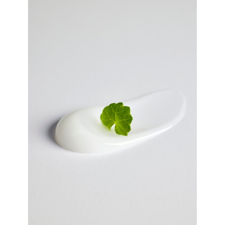 Mixsoon Cica Hyal Soothing Cream 50 ml rauhoittava kasvovoide, jossa on valkoinen pehmeä koostumus ja vihreä lehti.