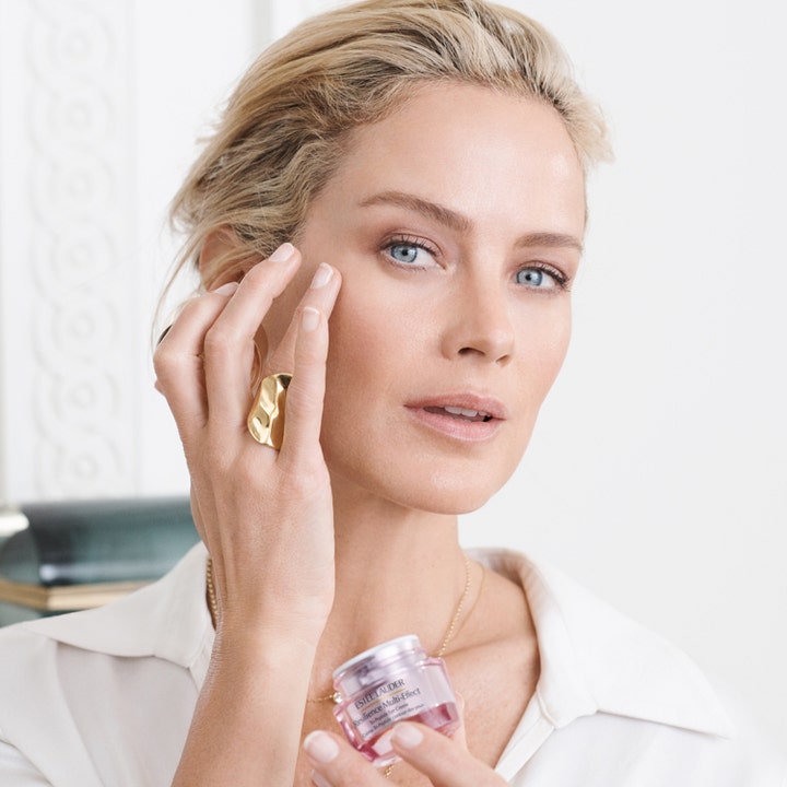 Estée Lauder Resilience Tri-Peptide Eye Cream 15 ml kiinteyttävä silmänympärysvoide jota nainen levittää purkista iholle