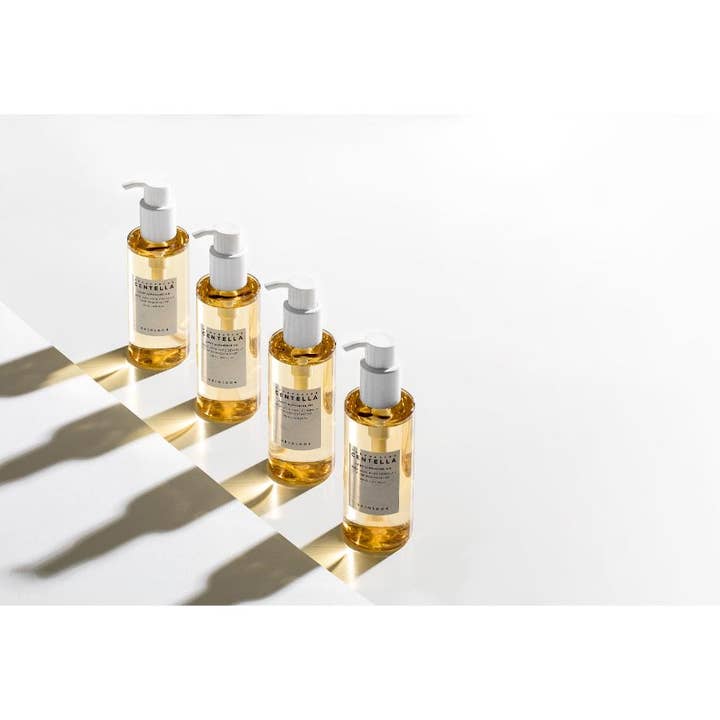 SKIN1004 Madagascar Centella Light Cleansing Oil 200 ml rauhoittava puhdistusöljy neljässä kultaisessa pullossa.