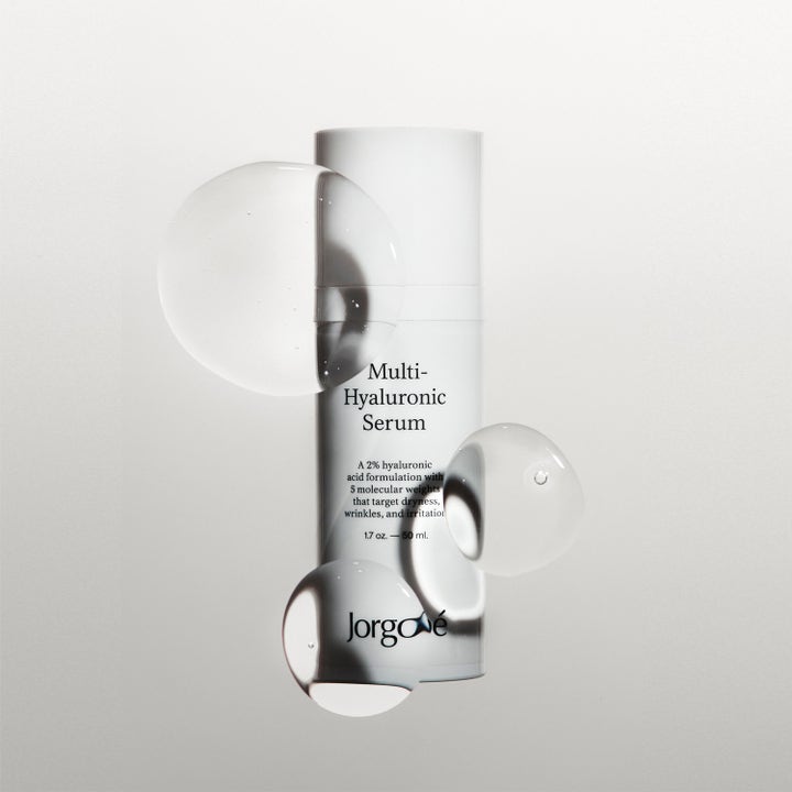 Jorgobé Multi-Hyaluronic Serum 50 ml kosteuttava hyaluronihapposeerumi suuria kirkkaita pisaroita valkoisen pullon ympärillä