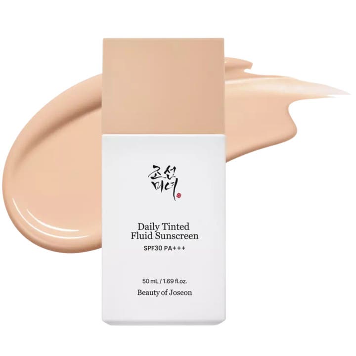 Beauty of Joseon Daily Tinted Fluid Sunscreen 50 ml sävytetty k-beauty aurinkovoide valkoinen pullo ja beige koostumusnäyte