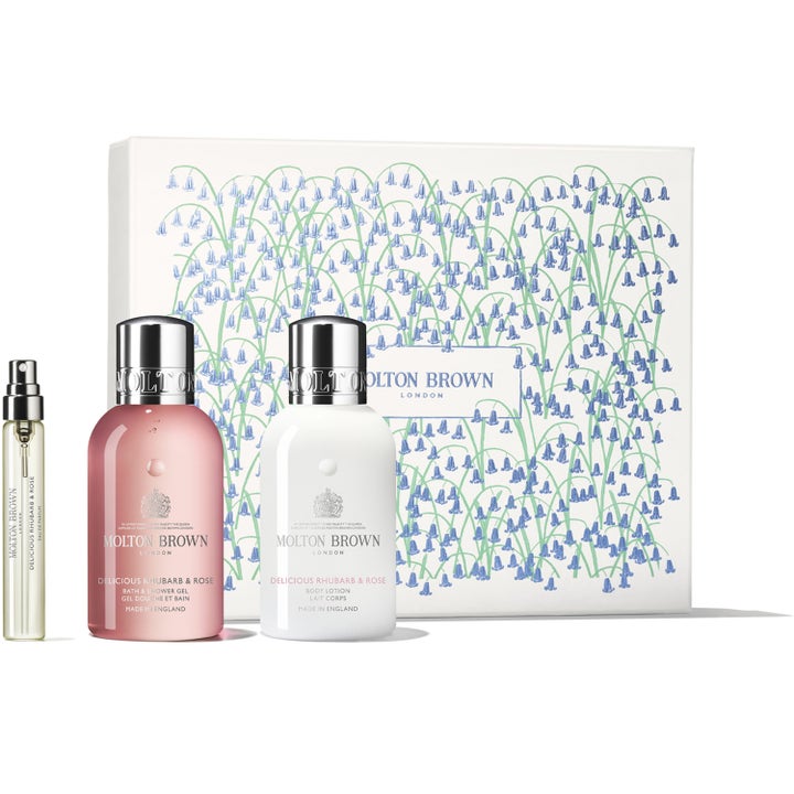 Molton Brown Delicious Rhubarb & Rose lahjasetti sisältää suihkugeelin, vartalovoiteen ja pienen tuoksun.