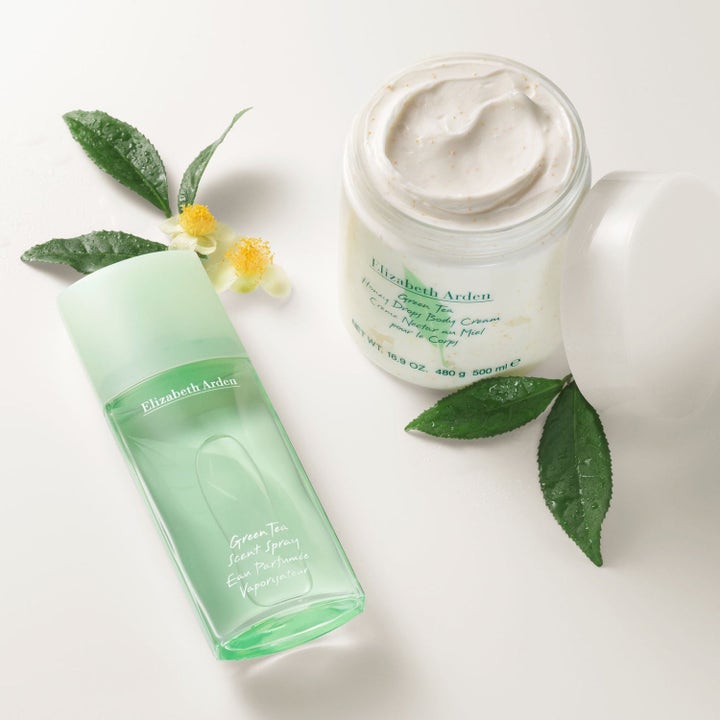 Elizabeth Arden Green Tea 100ml EdP ja vartalovoide luovat raikkaan ihonhoitohetken teenlehtien kera.
