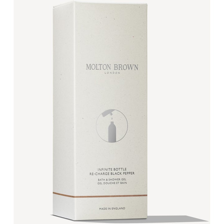 Molton Brown Infinite Bottle Re-charge Black Pepper 400 ml virkistävä suihkugeeli vaaleassa pahvisessa ulkopakkauksessa.