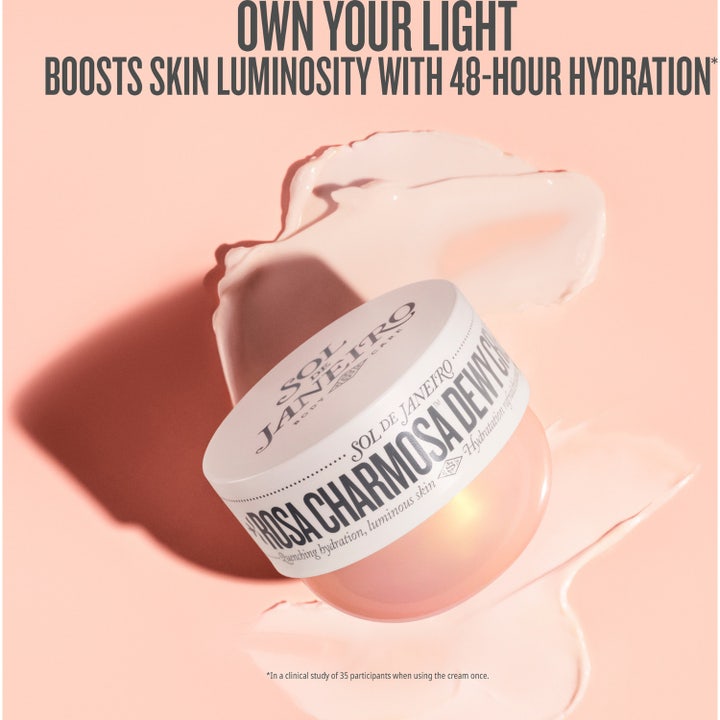 Sol de Janeiro Rosa Charmosa Dewy Cream 240 ml kosteuttava vartalovoide vaaleanpunaisessa purkissa ja voidetekstuuri