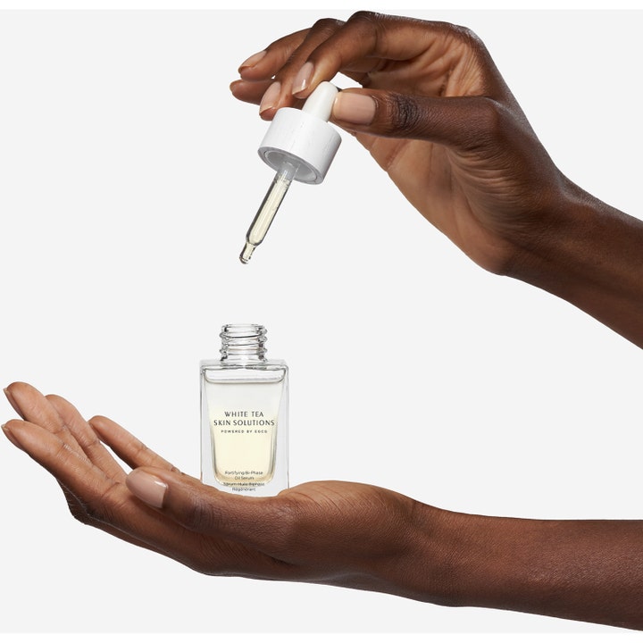 Elizabeth Arden White Tea Skin Bi-phase Oil Serum 30 ml vahvistava kasvoöljy kirkkaassa pullossa pipetillä levitettynä.
