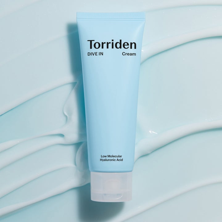 Torriden DIVE IN Low Molecular Hyaluronic Acid Cream 80 ml kosteuttava kasvovoide vaaleansinisessä tuubissa voiteen päällä.