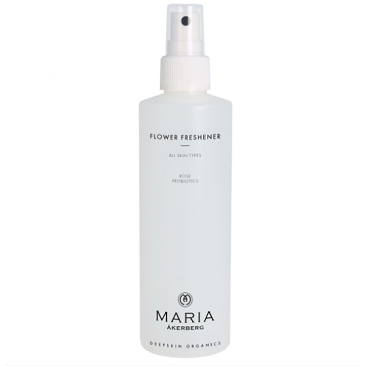 Maria Åkerberg Flower Freshener tasapainottava kasvovesi valkoisessa puoliläpinäkyvässä suihkepullossa kirkkaalla korkilla.