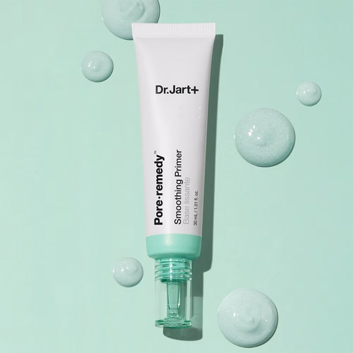 Dr.Jart+ Pore-remedy Smoothing Primer 30 ml silottava pohjustusvoide tuubissa vaaleanvihreiden seerumipisaroiden keskellä.