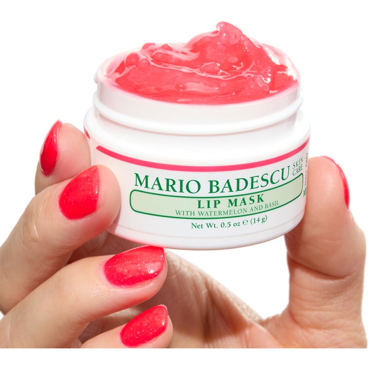 Mario Badescu Lip Mask Watermelon &amp; Basil 14 ml kosteuttava huulinaamio kädessä pidetyssä avatussa purkissa pinkki geeli.
