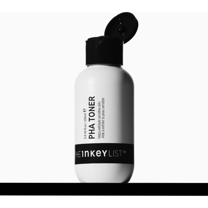 The INKEY List PHA Toner 100 ml kuoriva kasvovesi, jossa on kirkas ja vesimäinen koostumus pisaroina.