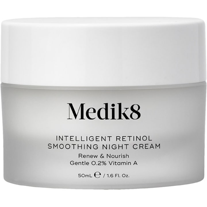 Medik8 Intelligent Retinol Smoothing Night Cream 50 ml silottava yövoide huurretussa lasipurkissa valkoisella kannella.