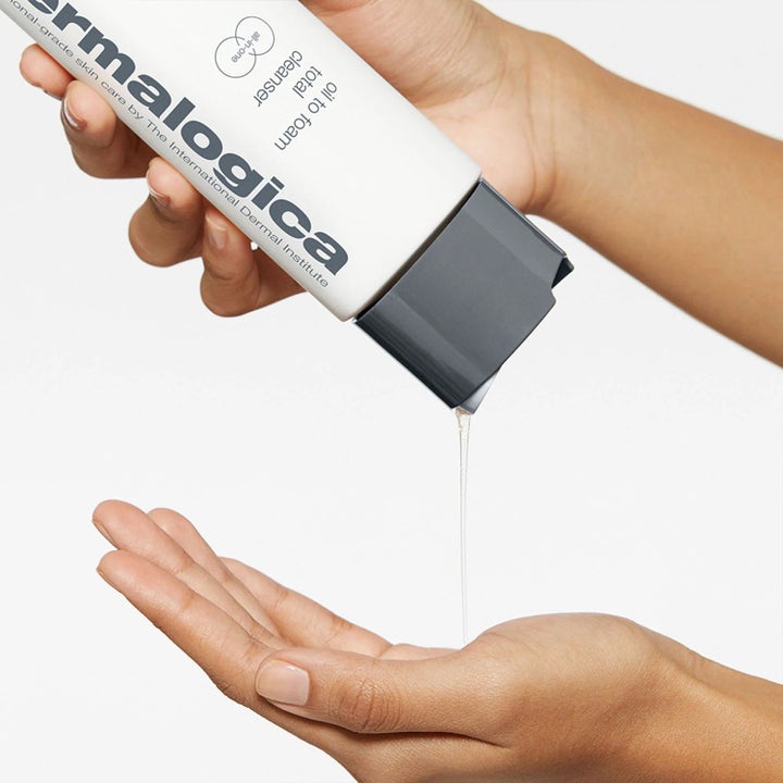 Dermalogica Oil to Foam Cleanser Duo 2x250 ml syväpuhdistava kasvojenpesu kirkas öljy valuu pullosta kämmenelle