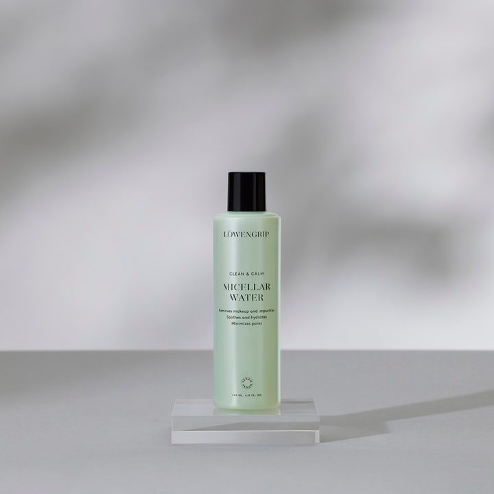 Löwengrip Clean & Calm Micellar Water 230 ml rauhoittava misellivesi vaaleanvihreässä pullossa mustalla korkilla