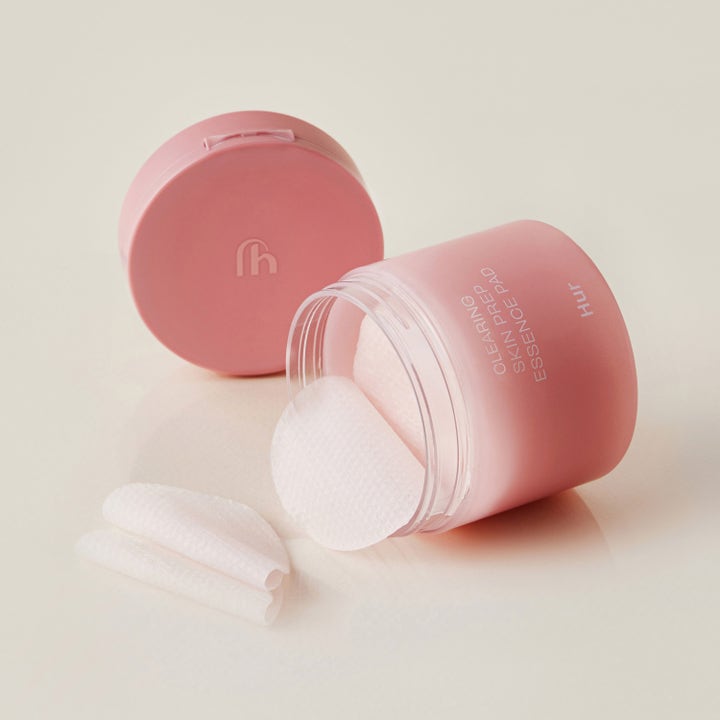 House of Hur Clearing Skin Prep Essence Pad 140 ml kasvovesi avatussa vaaleanpunaisessa purkissa.